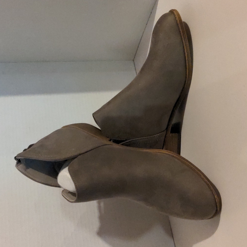 Journee Collection Womens Livvy Gray Ankle Boots Size 12 NWOT